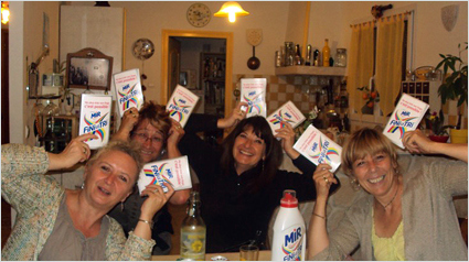 trnder natcali et ses amies prêtes à tester la nouvelle lessive Mir Couleurs Fini le Tri* !