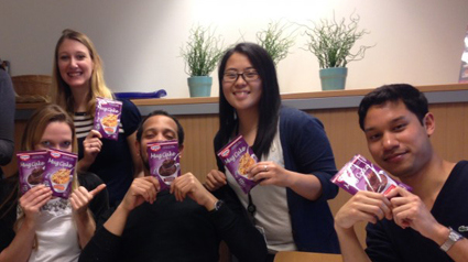 *trnder Wkyana* et les Mug Cakes au travail.