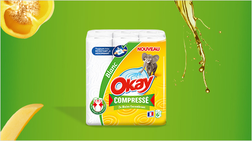 Découvrons Okay Compressé, le nouvel essuie-tout 2 fois moins encombrant, qui conserve les mêmes performances<sup>(1)</sup>.   <small><sup>(1)</sup> Que Okay Standard</small>