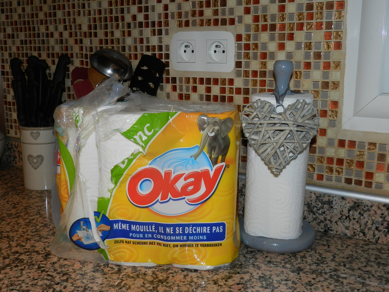 Les essuie-tout Okay bien installés dans la cuisine