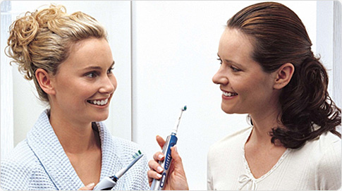 Grâce à sa technologie 3D qui combine oscillo-rotations et pulsations, la brosse à dents Oral-B Professional Care 500 Floss Action retire jusqu’à deux fois plus de plaque dentaire qu’une brosse à dents manuelle classique.