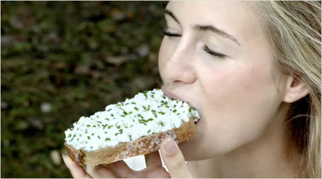 Pour sublimer la délicate saveur et la texture foisonnée unique de son célèbre Fromage Fouetté Madame Loïk, Paysan Breton a sélectionné des ingrédients simples et gourmands pour ses variétés aromatisées.