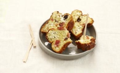 petits_cakes_au_fromage_fouette_ail_et_fines_herbes_et_jambon_cru_credit_photo_-_d3_studio