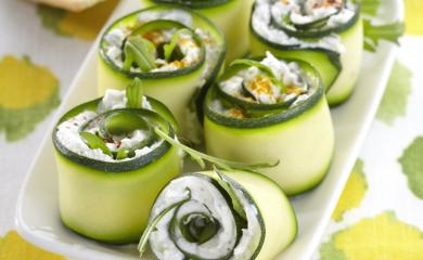 petits_rouleaux_de_courgettes_mesclun_et_fromage_fouette_ail_et_fines_herbes_credit_photo_-_d3_studio