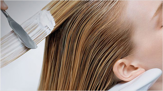 Les soins PROFIBER commencent en salon : le coiffeur, expert des produits L’Oréal Professionnel, réalise un diagnostic capillaire et effectue un soin pour démarrer le protocole de réparation.