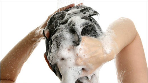 Ils se poursuivent à domicile avec la ligne conseillée par le coiffeur selon le degré d’endommagement (RECTIFY, RESTORE ou RECONSTRUCT)…