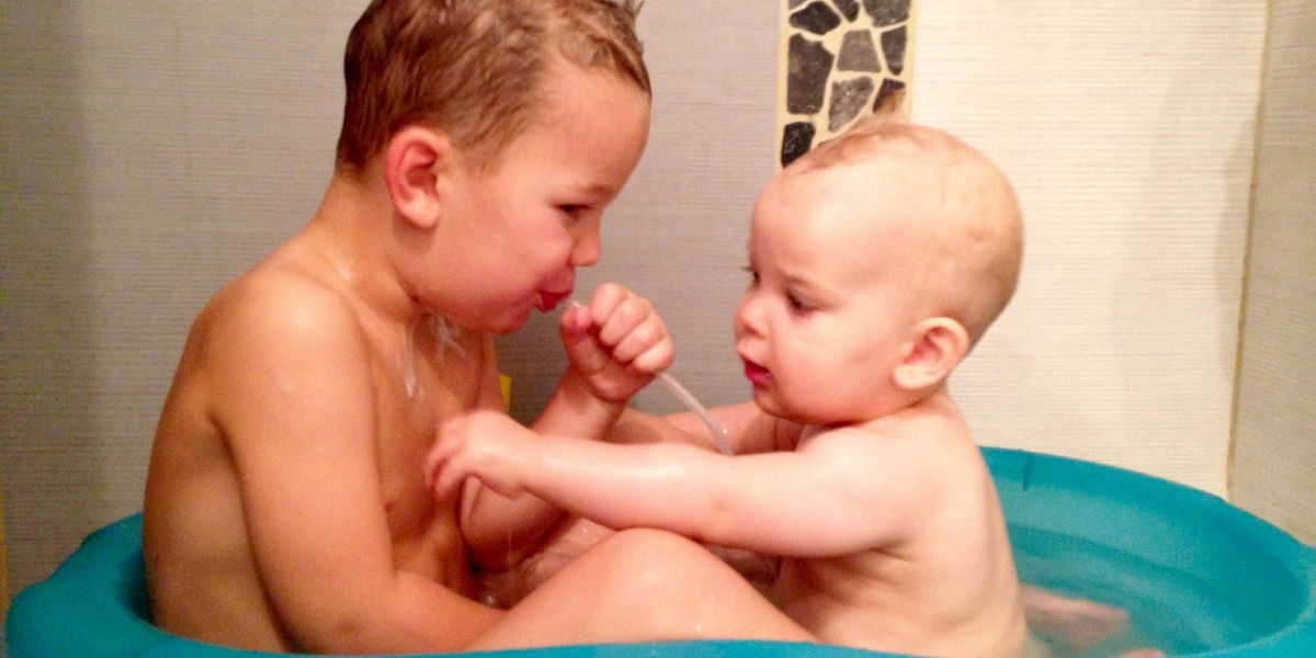 trnder Catwomag s'amuse dans le bain