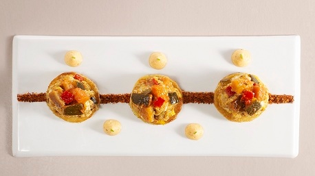 Des Croustillants d’œufs brouillés à la Ratatouille, et son émulsion au piment d’Espelette.