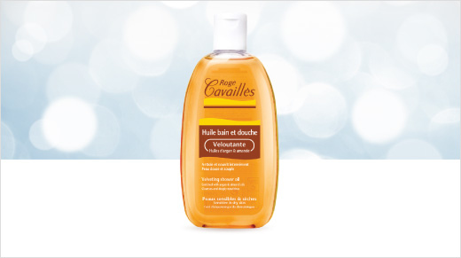 L‘Huile bain et douche Veloutante allie soin des peaux sensibles et plaisirs des sens grâce à sa texture huile et son parfum sucré aux notes orientales.