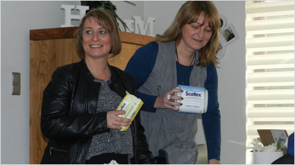 trnder choubelle et sa sœur découvrent le papier toilette humide Scottex !