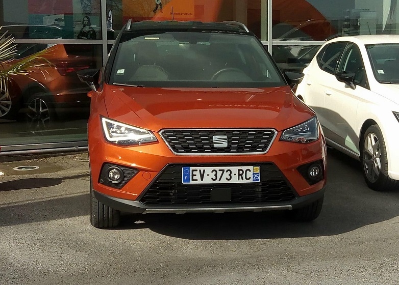 La voiture SEAT Arona rouge de face