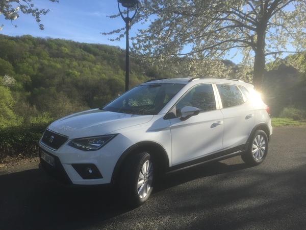Le SEAT Arona blanche