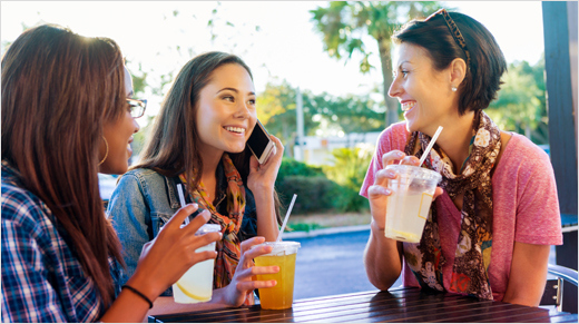 La sensibilité dentaire est un problème courant qui touche plus d’une personne sur deux*. Elle est causée par… (*51 %. Étude Usages et Attitudes 2014, réalisée sur 1 982 personnes.)