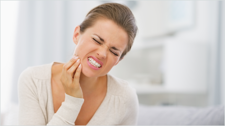 Le secret pour garder des dents fortes et en bonne santé ? C’est l’émail. Il enveloppe nos dents comme une couche protectrice mais il est affaibli jour après jour, entraînant de nombreux problèmes dentaires tels que la sensibilité. 