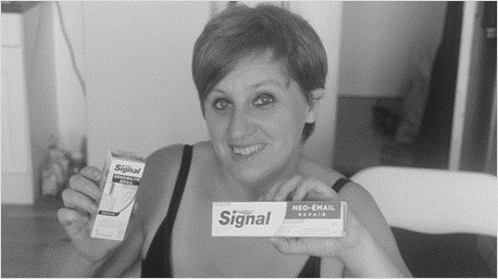 trnd Sandeuh nous montre son plus beau sourire en découvrant les produits Signal Email REPAIR !