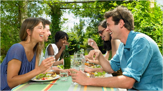 Sojasun propose des produits végétaux pour des moments gourmands à partager entre amis ou en famille. 