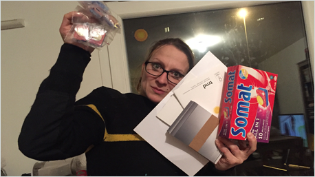 trnder Totoche1980 découvre le contenu de son pack après le passage du facteur.