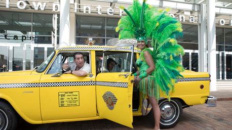 Une brésilienne en costume de Carnaval portant TENA Lady Discreet en toute discrétion