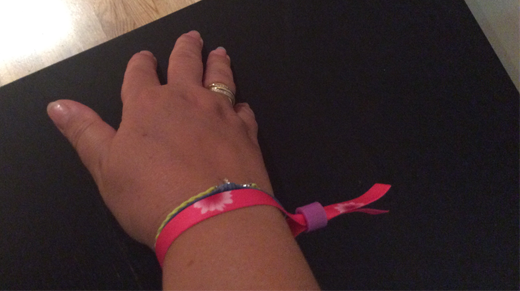 Pour accrocher votre bracelet faites comme trnder archibald1973 et passez chaque extrémité dans le fermoir, puis serrez !