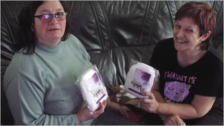 trnder mabelle offre un sous-vêtement TENA Lady Silhouette à une amie. 