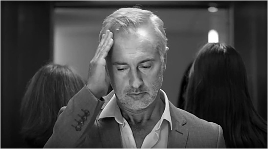 dont le cuir chevelu devient progressivement visible. Les cheveux arrêtent de pousser lorsqu’ils se trouvent dans la phase dite de dormance. Neogenic utilise une molécule qui réveille les cheveux de cette phase de dormance et les réactive, de sorte qu’ils