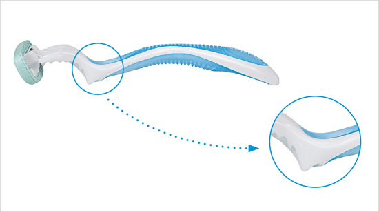 … et il associe design féminin et fonctionnalité. En effet, avec son manche ergonomique et son support de douche, il trouvera une place de choix dans notre salle de bain.