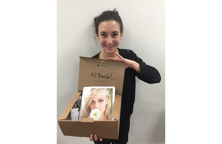 Comme trnder Claria, prenons-nous en photo avec les produits contenus dans notre pack de bienvenue ! 