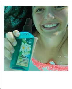 trnder valron plonge dans le grand bain et profite des packagings tendances Yves Rocher pour une photo haute en couleurs. 