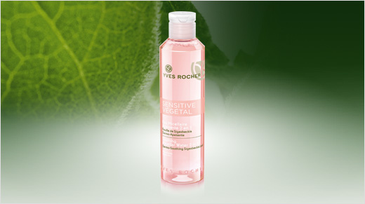 Ensuite, l’Eau Micellaire Apaisante 2 en 1 permet de parfaire le démaquillage et de tonifier la peau afin de la préparer aux soins.