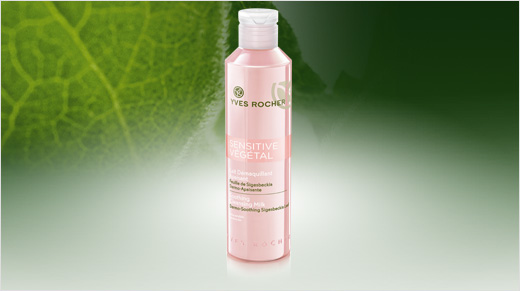 Découvrons la routine SENSITIVE VÉGÉTAL en 3 étapes. Tout d‘abord, démaquillez vous le visage et le cou avec le Lait Démaquillant Apaisant, car la peau doit être propre pour recevoir les soins de façon efficace. 