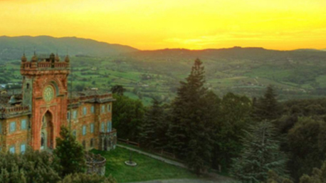 Il Castello di Sommezzano al tramonto (fonte: www.sammezzano.org)