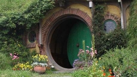 Fonte: "Luoghi cinefili" su wired.it - Hobbiton ricrea il villaggio della Contea di Bilbo e Frodo