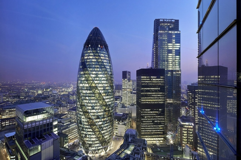 IL CETRIOLINO. Il 30 St Mary Axe è un grattacielo di 41 piani che si trova nella City di Londra. Il nome con cui è conosciuto in tutto il mondo gliel'hanno dato i cittadini di Londra, con una buona dose di ironia.
