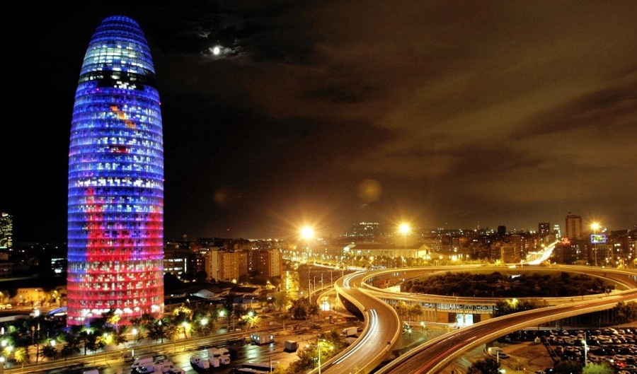  IL GEYSER. Alta, colorata, dalla forma provocatoria: la Torre Agbar di Barcellona. L'architetto che l'ha progettata, la definisce: "un grande geyser a pressione permanente che ha perforato il suolo." 