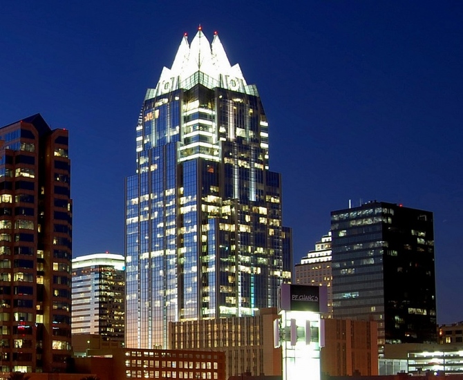 IL GUFO. La Frost Bank Tower è uno dei più famosi grattacieli di Austin, Texas. È soprattutto di notte, quando è illuminato, che rivela il suo aspetto da gufo.