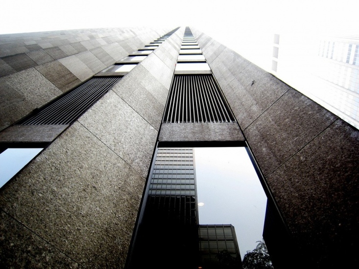 LA ROCCIA NERA. Il CBS Building di New York ospita il quartier generale della rete tv CBS. Sito tra la 52esima strada e la Sixth Avenue, è stato inaugurato nel 1965. Il nome gli deriva dall'insolito colore scuro.