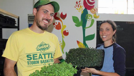 Bill e Marta con i loro micro ortaggi a Mezzago (MB)