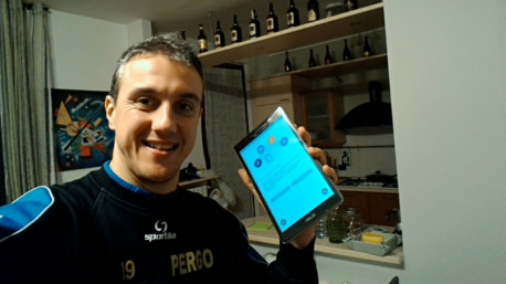 Foto di trnder boni.zoni mentre testa ASUS ZenPad 