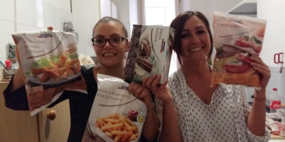 trnder ansa007 si prepara ad una cena con le amiche.