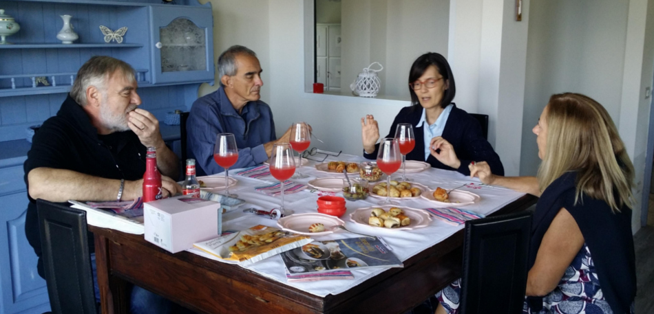 trnder sartisa intenta nel passaparola su bofrost* tra una degustazione e l'altra.