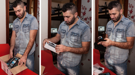 Trnder Enkidan nelle varie fasi dell'apertura del suo starter kit Braun Series 3.