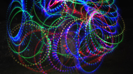 Trnder seby24 utilizza la bacchetta LED per creare colorati giochi di luce.