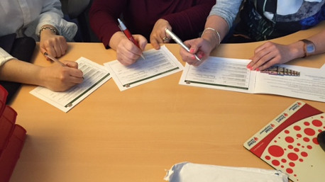 trnder spread intervista le colleghe con i questionari per la ricerca di mercato.