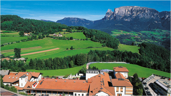 …viene prodotto con materie prime scelte e nel cuore delle Dolomiti, dove l‘aria e l‘acqua sono fresche e pure.