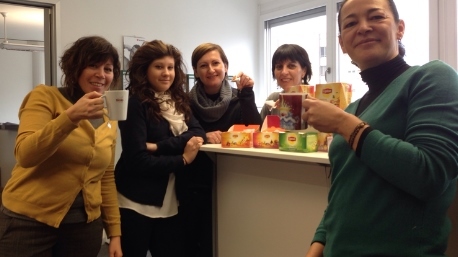 Una dolce pausa-tè in ufficio con i colleghi
