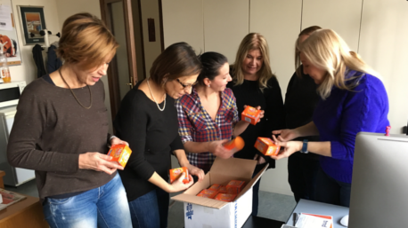 trnder Mafalda11 nel momento dell'apertura dello starter kit Metamucil in compagnia delle colleghe.