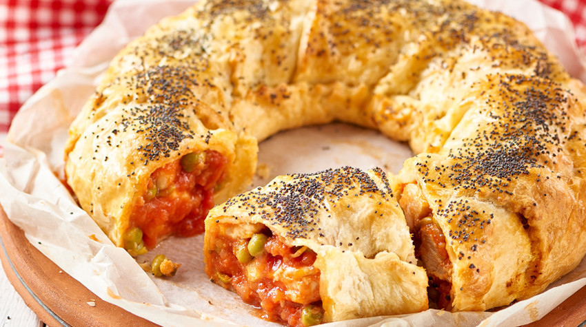 ciambella-salata-di-pollo-e-piselli-al-pomodoro