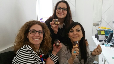 trnder flysurfer per la gioia dell'ufficio ha distribuito alle colleghe le mini-taglie!