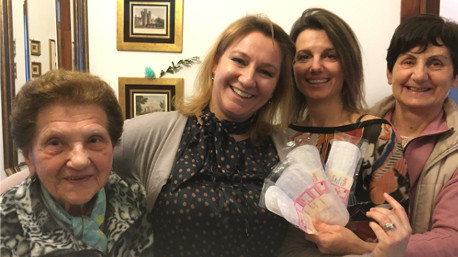 Pranzo di Pasqua: trnder BIBI77 inizia così il suo passaparola con i parenti! Alla fine del pranzo noi donne ci siamo ritrovate a chiacchierare e a scambiarci idee e confidenze... i proteggi-slip Lights by TENA sono un favoloso alleato!