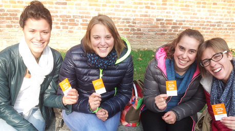 Il trnder vanessita al parco con le amiche per il passaparola Zalando